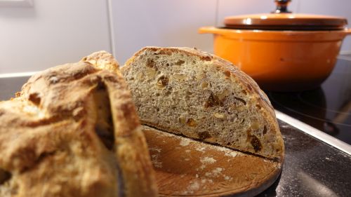 Brot und Gusseisentopf im Hintergrund