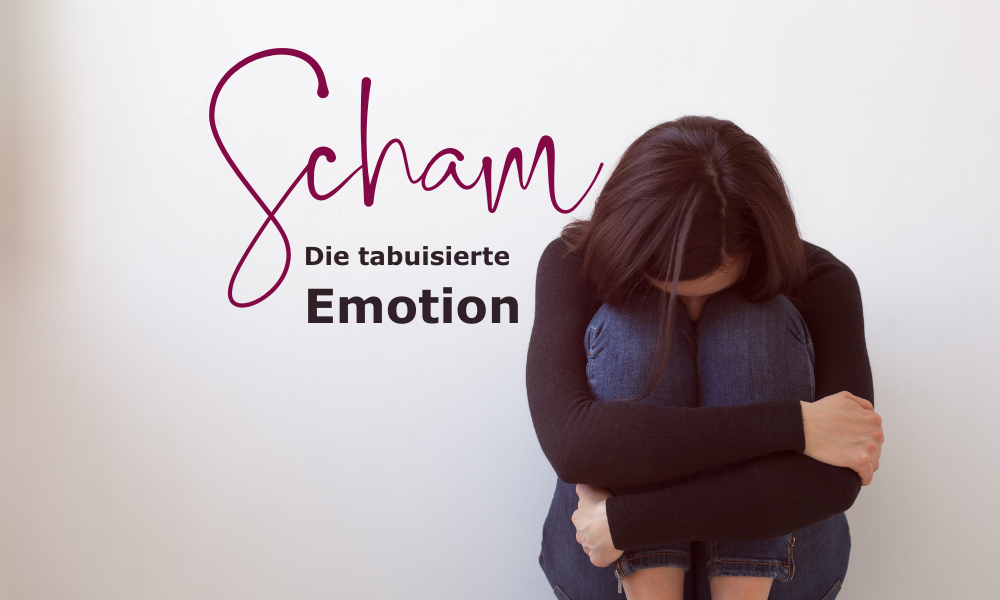 Scham, die tabuisierte Emotion, neben diesem Title sitzt zusammengekauert eine Frau