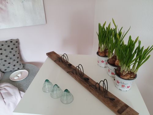 Tisch mit 3 Gläser und Frühlingszwiebeln